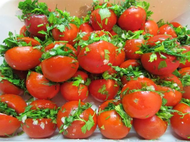 Tomates avec ail et herbes: 2 meilleures étapes-partenaire avec des ingrédients détaillés