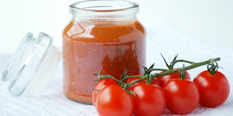 Cogido dulce de los tomates para el invierno