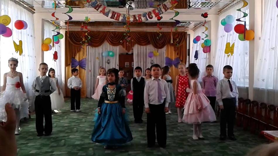 На выпускном в детском саду малыши танцуют прощальный вальс.