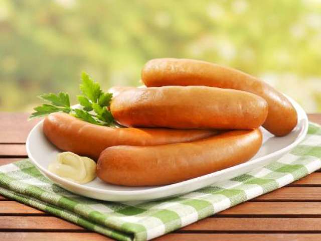 How many minutes to cook sausages are fresh and frozen, in a natural shell, after boiling?