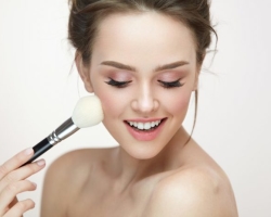 Fermer -Ups de maquillage: qu'est-ce qui est appliqué pour la première fois au visage?