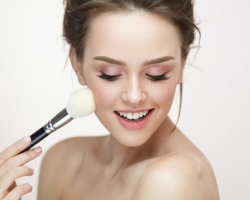 Close -ups of Makeup: cosa viene applicato per la prima volta al viso?