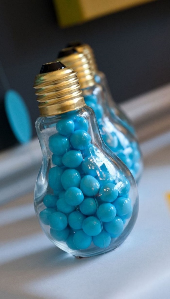 Bola lampu kecil mudah dicat dan ditempatkan di lampu besar sebagai elemen dekorasi yang tidak biasa