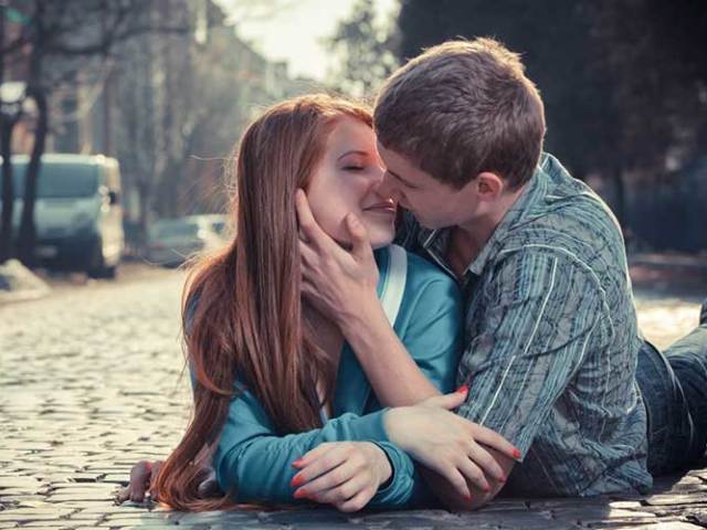 Какая примета, если парень целует в подбородок: что это значит?