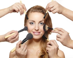 10 Erreurs de maquillage les plus courantes que le visage de la fille, les femmes vieillissent