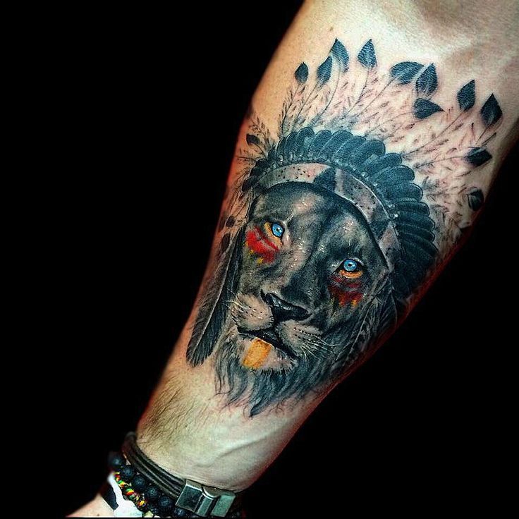 Лев в индейском стиле на руке