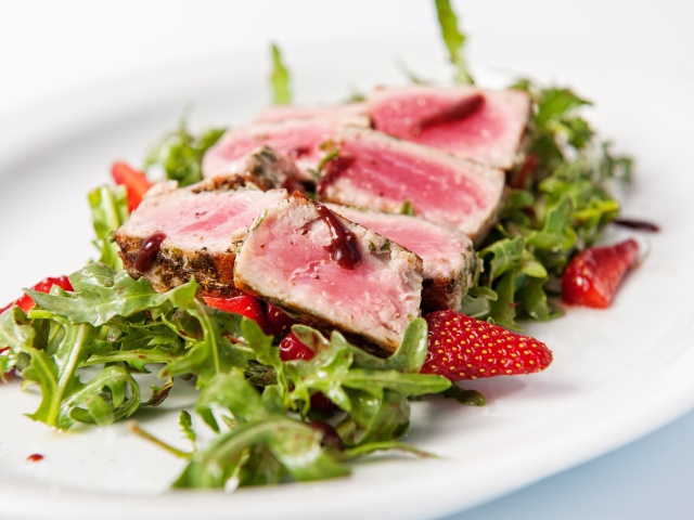 Recipes of arugula dishes with a photo. How to make a delicious preparation from a hotrugula salad, tomatoes, smoked fish, tuna, shrimp, chicken hearts?