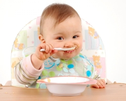 Kako kuhati kašo v dopolnilni hrani za 5, 6, 7, 8, 9, 10, 11 mesecev, enoletni otrok, 1,5, 2 leti v mleku in na vodi: najboljši recepti. Kakšno kašo lahko otrok pri 4 mesecih? V kateri starosti lahko daste otroško kašo in katero?