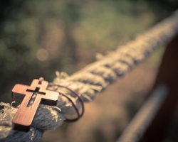 Vous pouvez donner une croix en or ou en argent, avec une chaîne et accepter comme cadeau pour un anniversaire, des mariages, un anniversaire, juste comme ça: règles de l'église, signes. Est-il possible d'acheter une croix à une autre personne? Si vous avez donné une croix en or ou en argent: que faire avec?