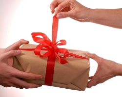 Почему нельзя передаривать подарки: приметы