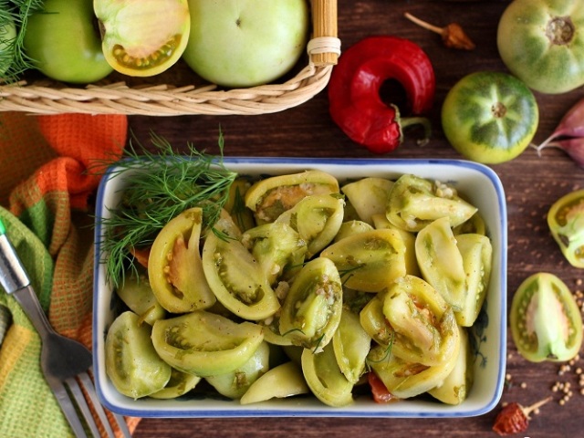 Piatti di pomodori verdi per l'inverno in modo semplice, fritti, in georgiano, ripieni di carote e aglio, verdure, piccante, nel succo di pomodoro, con succo di limone, uva, senape, mele e barbabietole, insalata di vitamina