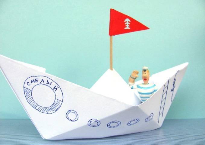 Кораблик из бумаги с иллюминаторами и флагом