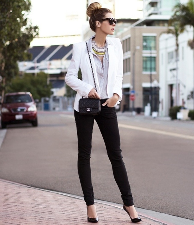 Bela jakna in črne hlače - klasične