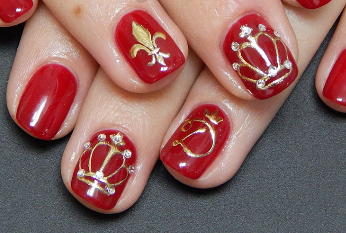 Neighboring nails can also be decorated with a monogram or the letter of your name