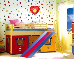 Zone des enfants dans un petit appartement. Comment mettre en évidence l'espace pour l'enfant?