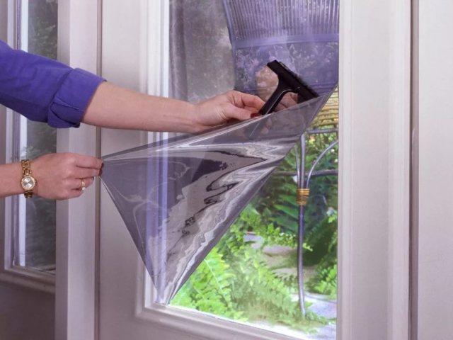 ¿Cómo teñir las ventanas en el apartamento, una casa con sus propias manos, para que no sea visible desde la calle?