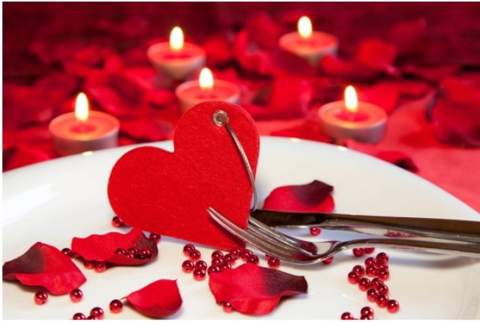Romantična večerja je lahko nepozabno darilo za deklico, če moški sam skrbi za vse