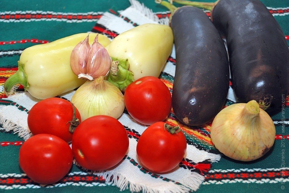 Eggplant lecho: vegetable ingredients