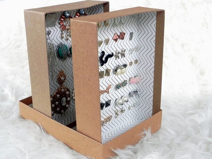Storage of jewelry in cardboard boxes