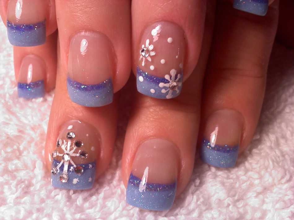 Conception d'ongles d'hiver avec des flocons de neige