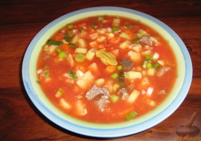 Okroshka avec du jus de tomate