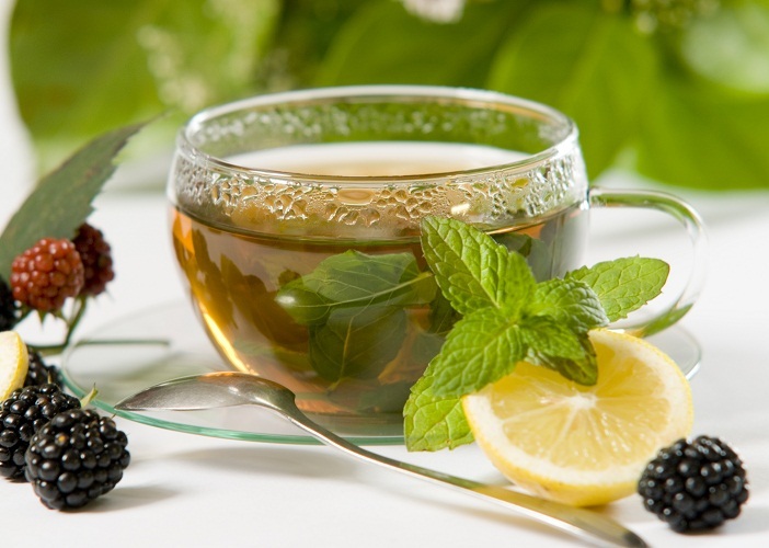 Parmi les remèdes populaires, le thé à la menthe est un excellent agent apaisant