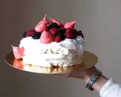 Kue Pavlova Klasik: Langkah -BY -PEPAN Langkah, Foto, Video. Resep terbaik untuk Anna Pavlova Air Cake-BEZ dengan stroberi, blueberry dan raspberry, dengan buah-buahan eksotis, dengan nektarin, buah ara dan anggur, dengan maskue keju, selai buah Buah
