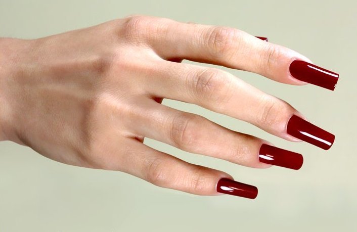 Ongles cambrés carrés rouges.