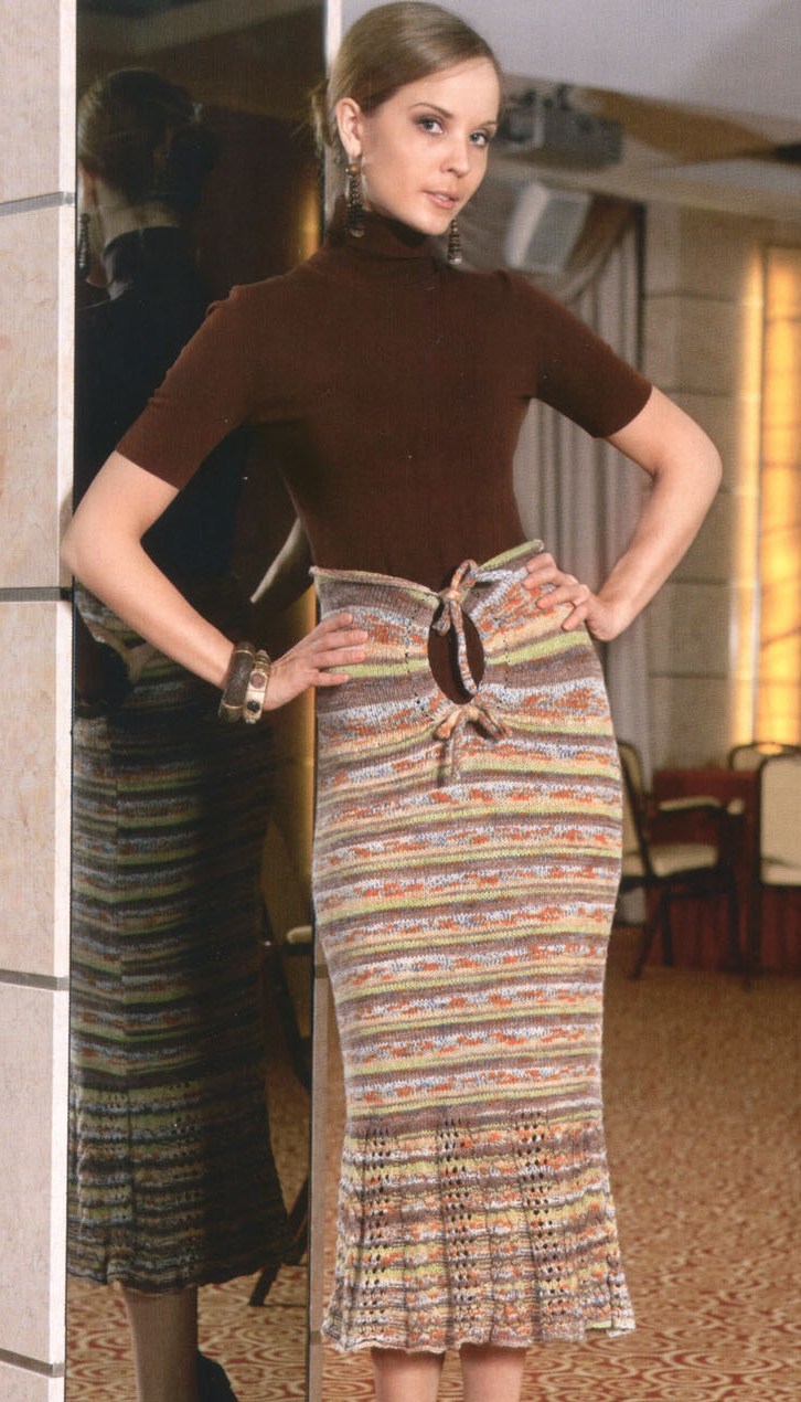 Longue jupe originale avec des aiguilles à tricot sur une fille