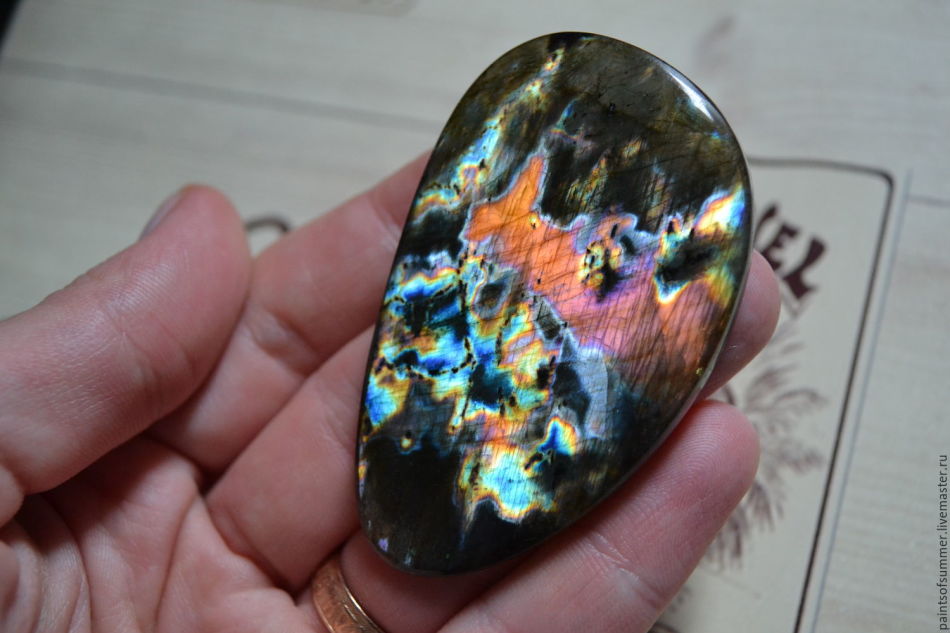 Spectrolol - une pierre avec une couleur rare, qui semble magique