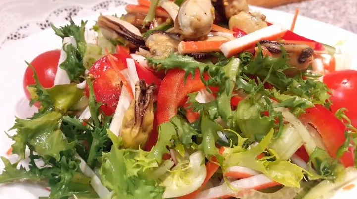 Ensalada de cangrejo de mejillones, repollo, aderezo de soja y pimienta