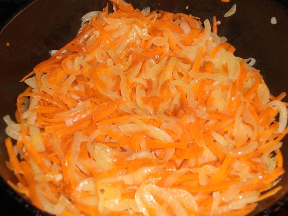 Oignon avec des carottes marinées