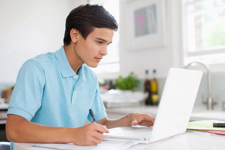 Egy tinédzser keres az interneten