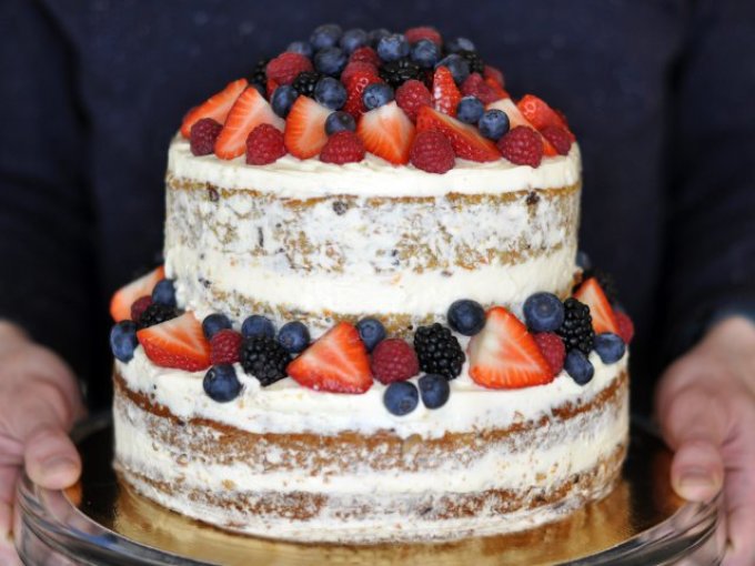 Decoration of the cake with fruit