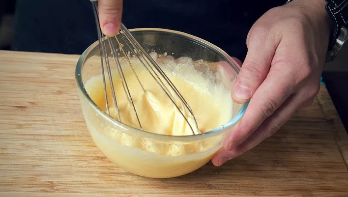 Beat eggs with mayonnaise and flour