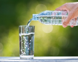 ¿Por qué necesita beber mucha agua, líquidos a temperatura, enfermedad, frío? ¿Cuánto necesitas para beber líquidos?