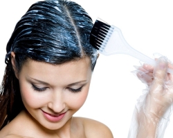 Qu'est-ce qui doit être préparé pour teindre les cheveux à la maison? Comment teindre vos cheveux vous-même: racines, conseils, boucles sur toute la longueur, cheveux gris? Combien pour garder la peinture et comment le laver correctement? Comment teindre vos cheveux avec du henné et du basma? Comment teindre les cheveux vous-même: conseils