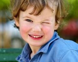 Почему ребенок часто моргает глазами? Нервный тик глаза: причины и лечение