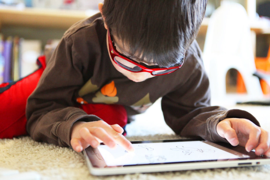 Anak -anak membalik halaman di tablet