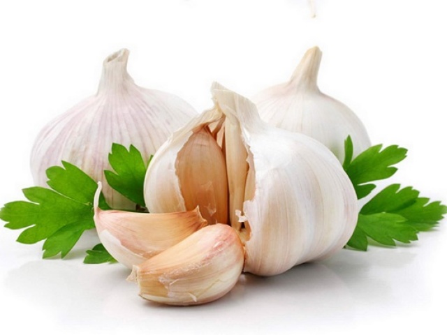 How to quickly remove, neutralize the smell of garlic from the mouth: the best ways. What to eat so that it does not smell of garlic from the mouth? How much does the smell of garlic from the mouth last, after how much is it eliminated?