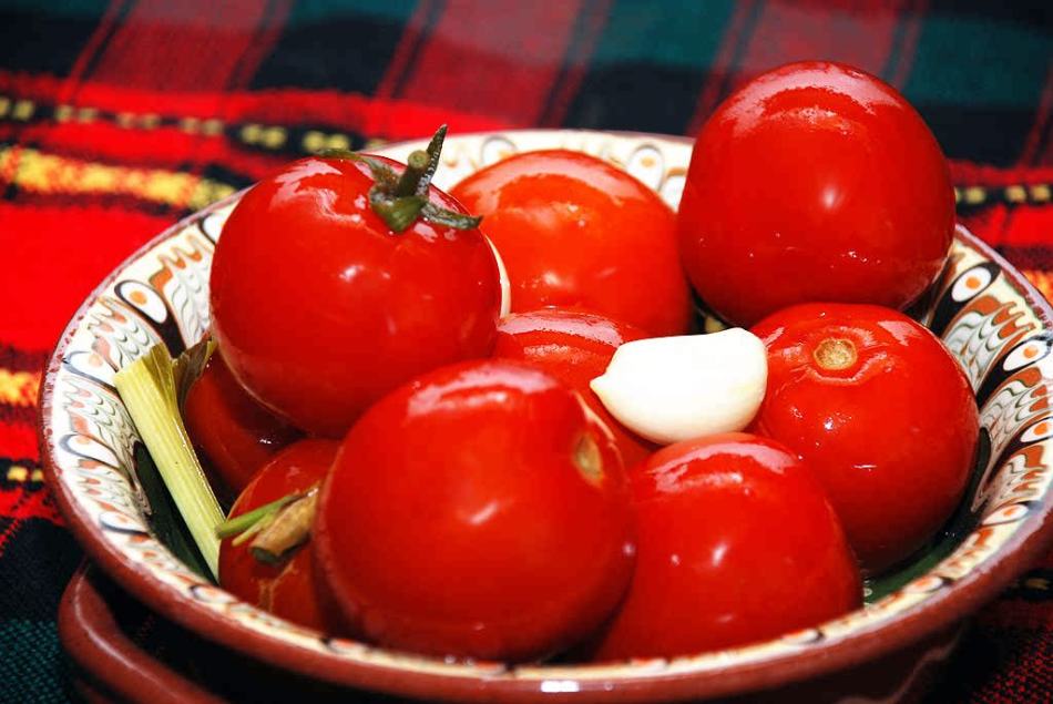 Comment fermenter les tomates salées rouges dans un baril pour l'hiver: recette russe pour une salage froide
