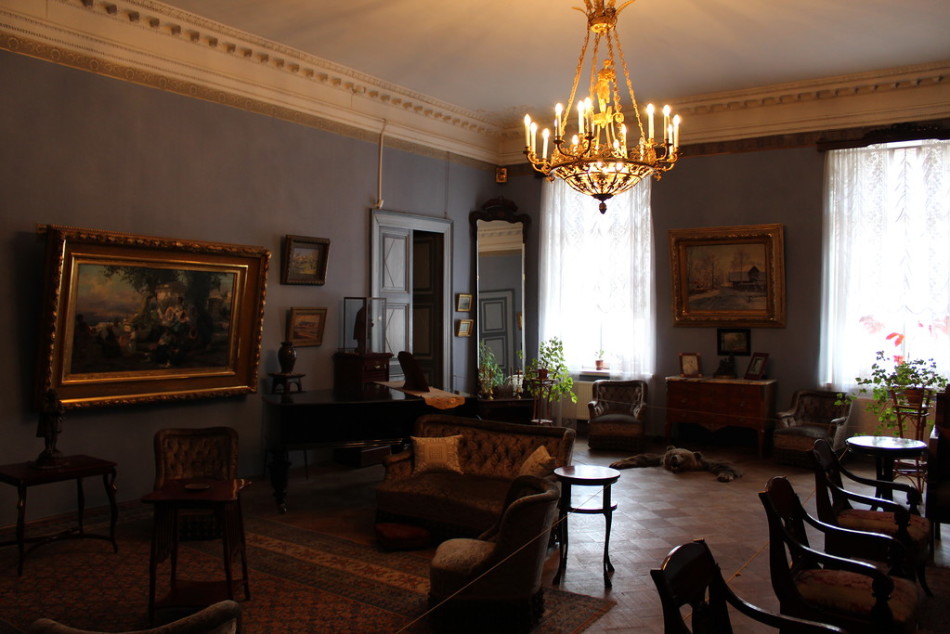 Гостиная квартиры-музея павлова, украшенная картинами