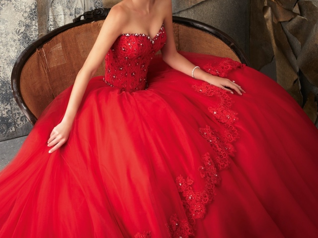 Avec quoi combiner une robe rouge, avec quoi porter? Quelle couleur de collants à mettre sous une robe rouge, des chaussures, des sandales, des accessoires, des bijoux?