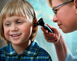 Почему болит ухо у ребенка? Чем можно лечить боль в ухе у детей?
