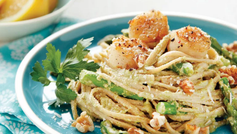 Collez avec des pétoncles sous une sauce crémeuse avec des herbes proventées