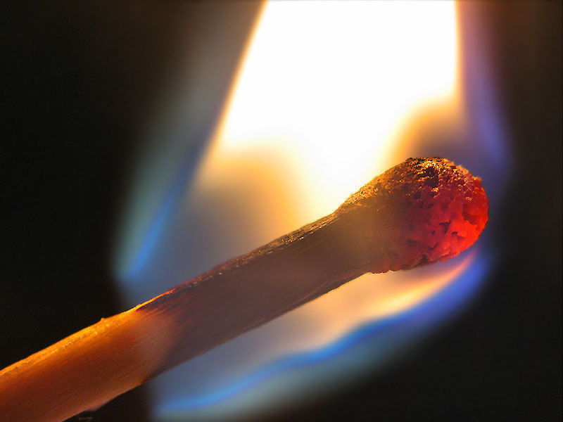 Burning Match, που ανάβει με το ένα χέρι
