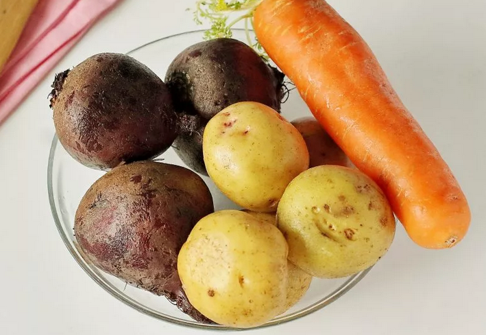 Вареные лук, картофель, свекла и морковь для винегрета