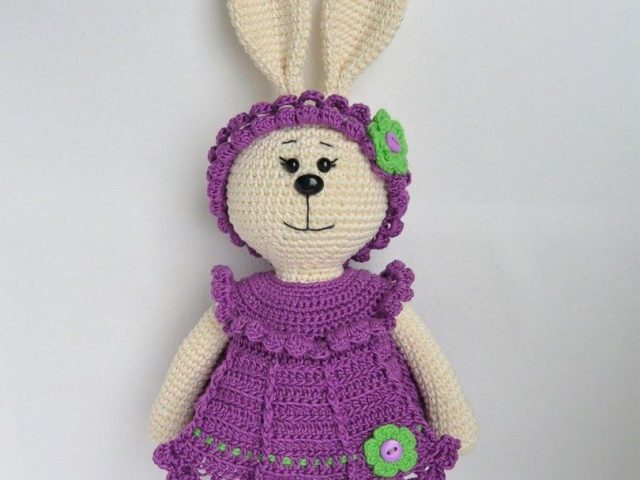 CROCHET BUNNY - Kelinci putih dengan topi. Bunny Crochet: Instruksi rajutan terperinci, contoh pola rajutan lainnya, video