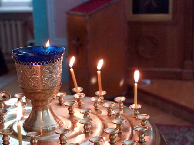 Siapa yang akan meletakkan lilin di gereja untuk belajar?