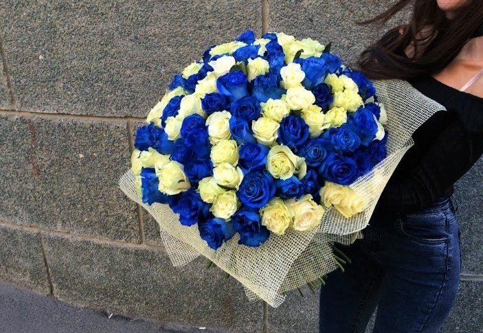 Bouquet con rosas azules y blancas